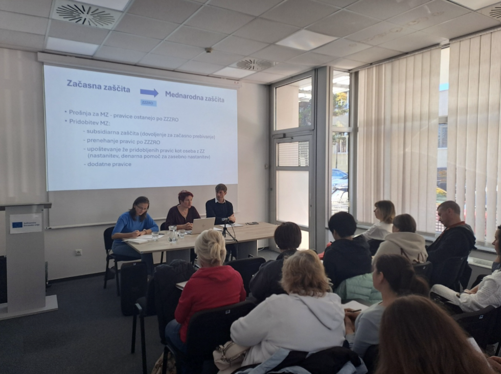 Ljudje v dvorani na predavanju o statusih zaposlitve