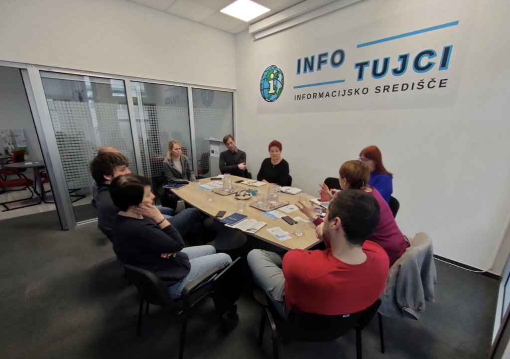 Okrogla miza v središču Infotujci